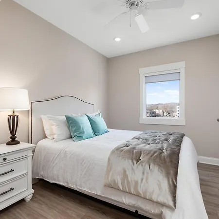 Kasa 539 Bay Street Traverse City Room photo